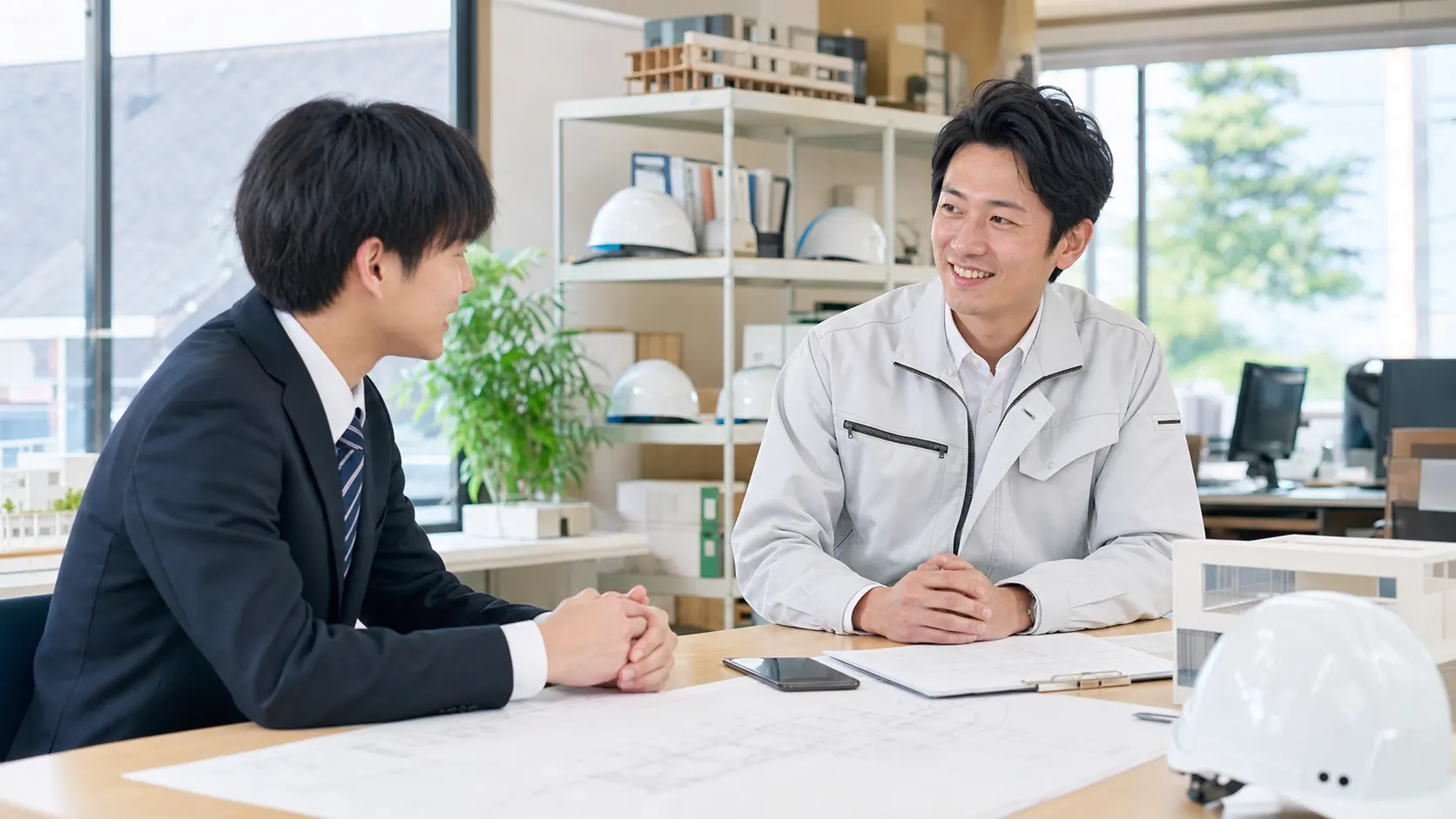 採用面談のように明るく話している社員の様子
